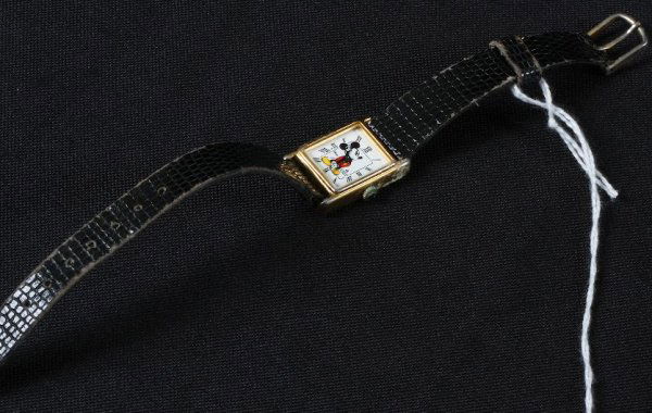 Vintage Mickey Mouse Watch MM7 Stainless Steel Bez: Vintage Mickey Mouse Watch MM7 Stainless Steel Bezel - Vintage Condition. DD3K9. - Thank you for viewing this lot. Be sure to check out all of our future auctions. We appreciate your business. Thanks