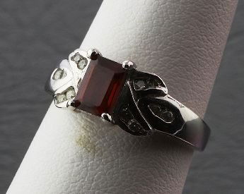 10KT White Gold Diamond & Garnet Ring FJ149: 10KT White Gold Diamond & Garnet Ring FJ149 - Great Condition - CM46BR - .78cts Garnet & .20 Diamonds - Thank you for viewing this lot. We have many great items for sale. Please check our future aucti