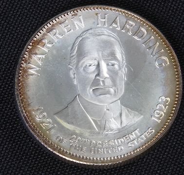 Warren Harding 33.1gm. Sterling Silver Presidents : Warren Harding 33.1gm. Sterling Silver Presidents #18 - Franklin Mint American Presidents medal. Short biography reverse. Marked Sterling" reverse. Slightly larger than a silver dollar, little more th