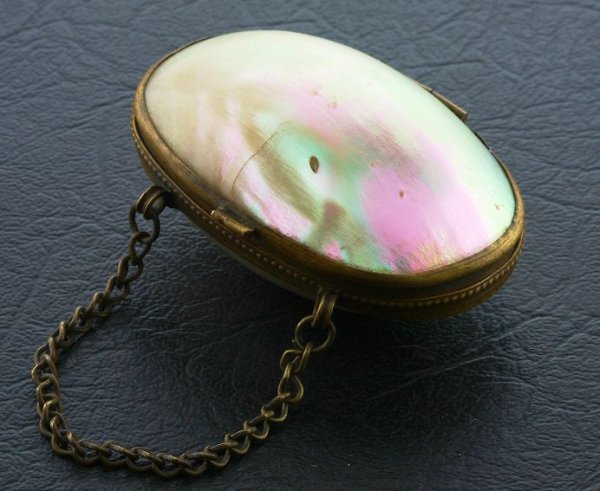Elegant Mother of Pearl Thimble Case w/ Silver Thi: Elegant Mother of Pearl Thimble Case w/ Silver Thimble - UX57P1. Sterling Silver Thimble in MOP Thimble Case. Simon Bros. Sterling Silver Size 6 Thimble c. 1800's. - Thank you for viewing this lot. We