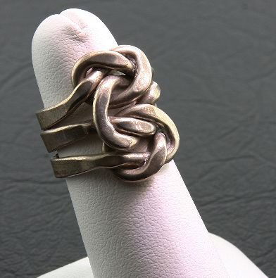 Sterling Silver Puzzle Designer Ring 10.40g SS19: Sterling Silver Puzzle Designer Ring 10.40g SS19 - Excellent Condition. 10.40 grams of sterling silver. - - Thank you for bidding on this awesome item. Check out all of our future auctions offered by