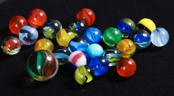 Vintage Glass Marbles (25) w/ Large Shooter Lot #: Vintage Glass Marbles (25) w/ Large Shooter Lot #7 - As-Is Condition Vintage Condtion of machine-made glass marbles. Assorted colors and sizes. - Thank you for viewing this auction. We appreciate your