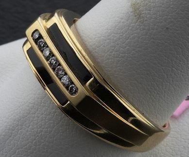 10KT Gold .14 Diamond & Onyx Ring FJ112: 10KT Gold .14 Diamond & Onyx Ring FJ112 - Great Ring - XX062AP - Excellent Condition - Thank you for viewing this lot. We have many great items for sale. Please check our future auctions and listings