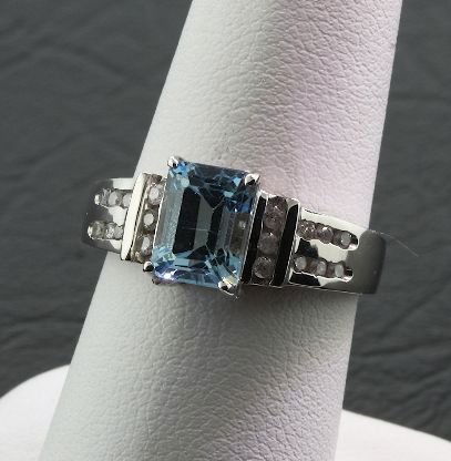 14KT White Gold Diamond & Blue Topaz Ring FJ134: 14KT White Gold Diamond & Blue Topaz Ring FJ134 - Great Condition - CM1514R - 1.65cts Blue Topaz & .37 Diamonds - Thank you for viewing this lot. We have many great items for sale. Please check our fu