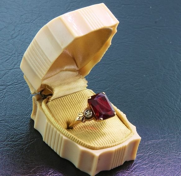 Antique 14Kt Gold Garnet & Diamond Ring: Antique 14Kt Gold Garnet & Diamond Ring - Awesome Vintage Conditoin. (Beth - R9101D2) Comes in Antique Celuloid Box - Thank you for viewing this great sports memorabilia item. We appreciate your suppo