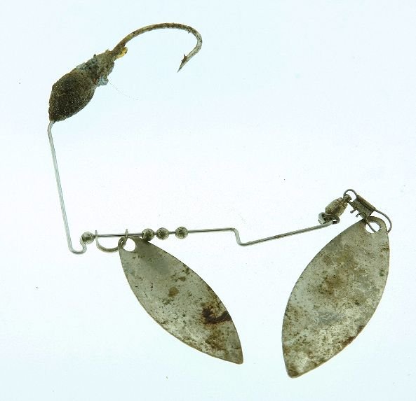 Vintage Fishing Hook FH189: Vintage Fishing Hook FH189 - As-Is Condition. This antique fishing item is a must-have for any fishing or antique enthusiast. Pretty cool. Thank you for viewing this auction. We appreciate your busine