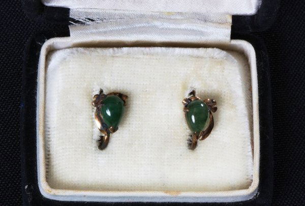 Antique Jade Screwback Earrings in Original Box: Antique Jade Screwback Earrings in Original Box - Good Vintage Condition. 902255. Nice Color. Original Box intact and in good condition. - Thank you for viewing this lot. We are always adding new inve