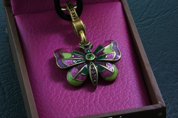 Jay Strongwater Enamel Swarovski Butterfly Pendant: Jay Strongwater Enamel Swarovski Butterfly Pendant - Excellent Condition! LX94HM. Jay Strongwater butterfly pendant with Swarovski crystals. - Thank you for viewing this lot. We are always adding new 