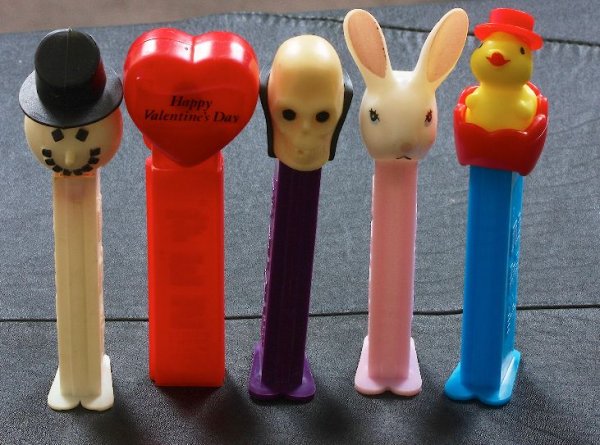 Holiday Bundle #34 - Lot of (5) Vintage Pez Dispen: Holiday Bundle #34 - Lot of (5) Vintage Pez Dispensers - Excellent Vintage Used Condtion. Good paint, no cracks, working condition. - Thank you for viewing this lot. We are always adding new inventory