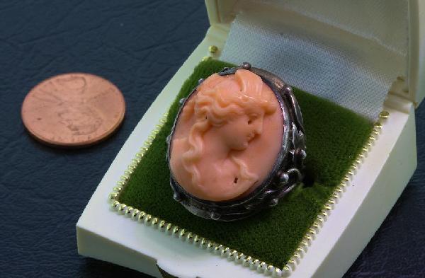 Black Star Sapphire Ring 2.90 grams A141 FULL APPR: Black Star Sapphire Ring 2.90 grams A141 FULL APPRAISAL - Excellent Condition - Black Star Sapphire 4.00ct.. Comes with full appraisal from AIG. Valued at $1,160.00. Great color, nice quality. Check o