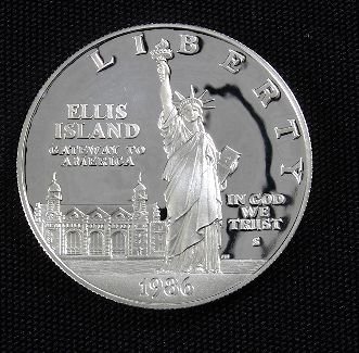 1988 Silver Statue of Liberty Dollar BD30: 1988 Silver Statue of Liberty Dollar BD30 - Excellent Condition Vintage Condition - As-Is Condition - Blake - Thank you for viewing this lot. We are always adding new inventory and new auctions, so ch