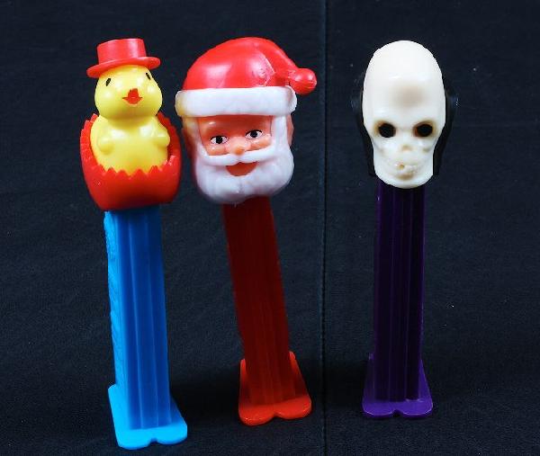 Holiday #44 - Lot of (3) Vintage Pez Dispensers: Holiday #44 - Lot of (3) Vintage Pez Dispensers - Excellent Vintage Used Condtion. Good paint, no cracks, working condition. - Thank you for viewing this lot. We are always adding new inventory and ne