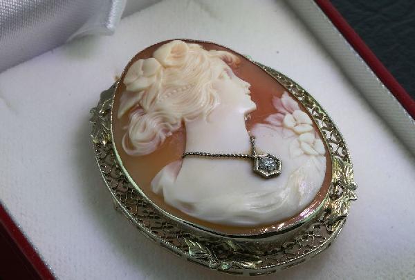 14K White Gold Large Habille Cameo with Diamond ED: 14K White Gold Large Habille Cameo with Diamond ED71 - Excellent Vintage Condition! NT561GS. No chips of cracks! Beautiful antique carved shell Habille cameo with a diamond set in white gold. Filligre