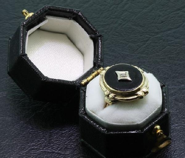 10K Gold Antique Vintage Onyx & Diamond Ring ED59: 10K Gold Antique Vintage Onyx & Diamond Ring ED59 - Excellent Vintage Condition! SB201LM. Beautiful antique ladies ring made of 10K gold, onyx, and a diamond set in white gold. The ring is a size 6. -