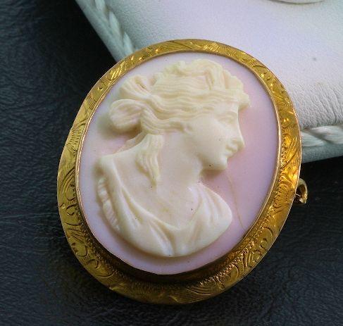 Victorian Large Cameo Pin/Brooch: Victorian Large Cameo Pin/Brooch - Excellent Condition (Beth #16) ED18R9. Nice Vintage Brooch. Is a high-relief, angel skin brooch with etched and chased 14Kt Rose gold. - Thank you for viewing this l