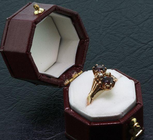 14K Rose Gold Antique Victorian Garnet & Pearl Rin: 14K Rose Gold Antique Victorian Garnet & Pearl Ring ED56 - Excellent Vintage Condition! DH97YD. Beautiful antique ladies ring made of 14K rose gold and set with 4.5mm round garnets and two pearls. The