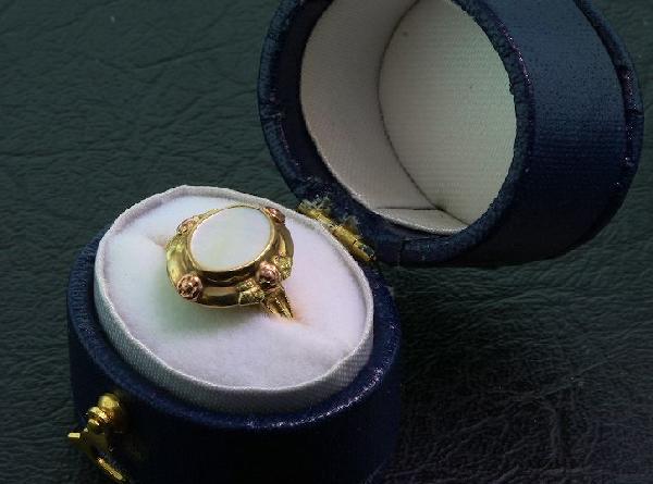 Antique Victorian 10KT Multi Gold MOP Picture Fram: Antique Victorian 10KT Multi Gold MOP Picture Frame Ring - Excellent Condition (Beth #6) ED36R1. Marked as 10K gold. Diamond is a small accent diamond. Ring Weighs 4 grams and is a size 4. Weighs 2.2 