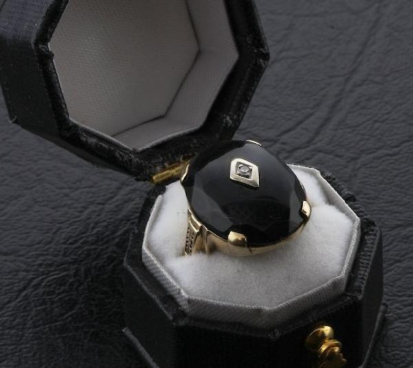 Victorian Antique 10k Gold Onyx Diamond Ring: Victorian Antique 10k Gold Onyx Diamond Ring - Excellent Condition (Beth #5) ED58R1. Marked as 10K gold. Diamond is a small accent diamond. Ring Weighs 4 grams and is a size 4. - Thank you for viewing