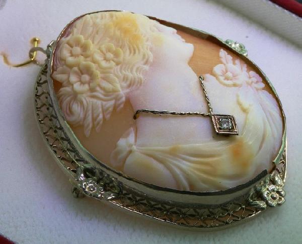 14K White Gold Large Habille Cameo with Diamond ED: 14K White Gold Large Habille Cameo with Diamond ED73 - Excellent Vintage Condition! SP532NM. No chips of cracks! Beautiful antique carved shell Habille cameo with a diamond set in white gold. Filligre