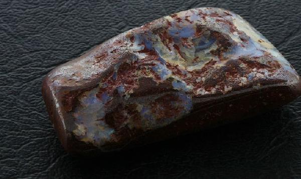 Natural Boulder Opal BO8 121.60 ct.: Natural Boulder Opal BO8 121.60 ct. - Natural Boulder Opal - Beautiful stone. 121.60 ct. - Thank you for viewing this lot. We are always adding new inventory and new auctions, so check back often. We