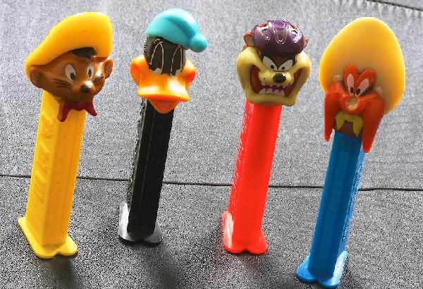 Looney Toons #26 - Lot of (4) Vintage Pez Dispense: Looney Toons #26 - Lot of (4) Vintage Pez Dispensers - Excellent Vintage Used Condtion. Good paint, no cracks, working condition. - Thank you for viewing this lot. We are always adding new inventory a
