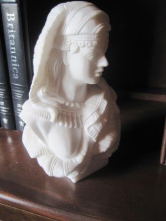 Solid Alabaster Bust of Cleopatra - 101SB: Solid Alabaster Bust of Cleopatra - 101SB - SB LOT 8U157U - Solid Alabaster Bust of Cleopatra 10H x 6" wide on 3.5" Base - 101SB - - Selling all contents of a 15mm SB mansion - Thank you for viewing t