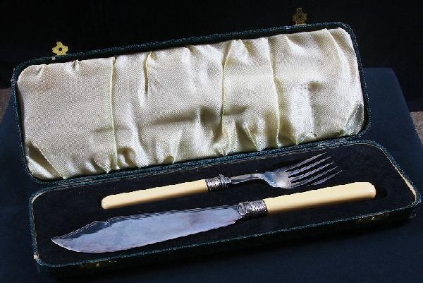 Antique Fish Carving Set in Original Case: Antique Fish Carving Set in Original Case - Vintage condition, a beautiful set. Comes in original case. IH58OP. - Thank you for viewing this lot. We are always adding new inventory and new auctions, s