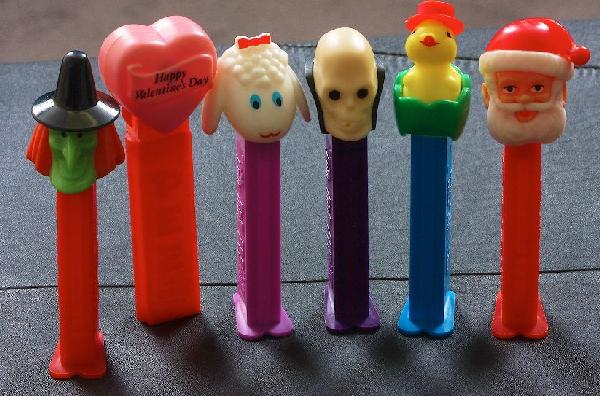 Holiday Bundle #33 - Lot of (6) Vintage Pez Dispense: Holiday Bundle #33 - Lot of (6) Vintage Pez Dispensers - Excellent Vintage Used Condtion. Good paint, no cracks, working condition. - Thank you for viewing this lot. We are always adding new inventory