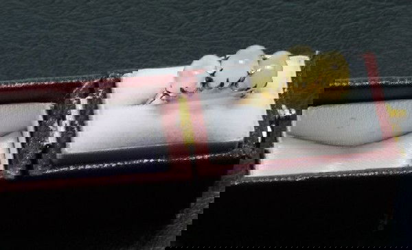 10K Gold Antique Green Oval Moonstone Ring ED60: 10K Gold Antique Green Oval Moonstone Ring ED60 - Excellent Vintage Condition! PL101XM. Beautiful antique ladies ring made of 10K gold and set with 3 oval green moonstones. The ring weighs 2.3 grams a