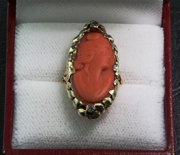 14K Gold Victorian Coral Cameo Ring with Diamonds: 14K Gold Victorian Coral Cameo Ring with Diamonds ED74 - Excellent Vintage Condition! DF521WM. No chips of cracks! Beautiful antique carved coral cameo ring with two solitaire diamonds set in 14K gold