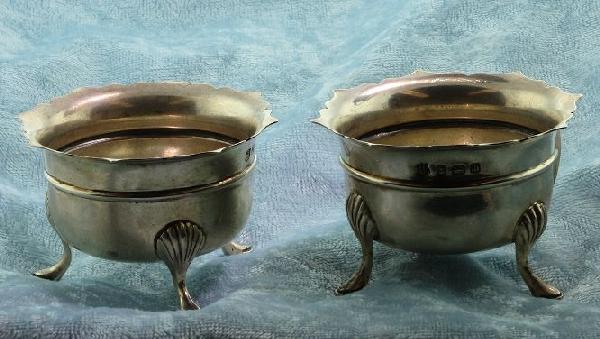 Pair of Antique Dining Table Open Salt Cellars c.1: Pair of Antique Dining Table Open Salt Cellars c.1911 ED217 - Excellent Vintage Condition! ST15MF. Each salt cellar measures approximately 2 1/2 in diameter and stands 1 5/8". Made from solid sterling