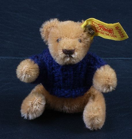 Steiff Mini Original Teddy - Mohair/Ean# 0201/11 E: Steiff Mini Original Teddy - Mohair/Ean# 0201/11 ED196 - Excellent Vintage Condition! FR53PC. Mini original teddy bear by Steiff, beige mohair and wearing a hand-knitted navy blue sweater. The EAN# is