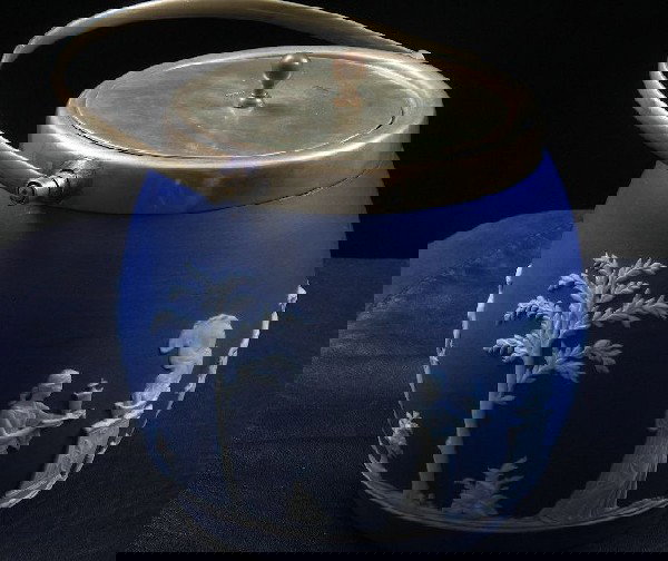 Wedgewood Jasperware Biscuit Jar ED45: Wedgewood Jasperware Biscuit Jar ED45 - Vintage Condition. DF101XX. Beautiful Wedgewood Jasperware bicscuit jar. Pre-WWI estate item, white on blue imagery. Measures about 5 1/2 in height and 4 1/2-5"