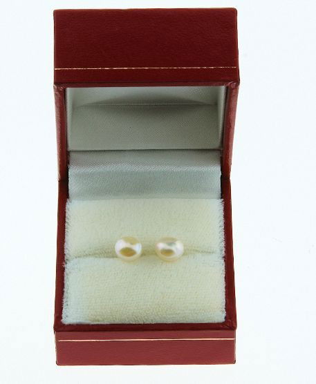 Pair of Pearl Earrings KK1: Pair of Pearl Earrings KK1 Excellent Condition - Thank you for viewing this lot. We are always adding new inventory and new auctions, so check back often. We appreciate your business and support! Enjo