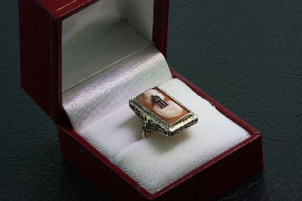 Antique 14K White Gold Cameo Ring w Diamond ED171: Antique 14K White Gold Cameo Ring w Diamond ED171 Excellent Vintage Condition! LM131KD. This lovely antique Edwardian era cameo ring measures 13/16 long with a slim poished shank measuring 1/16" in ba