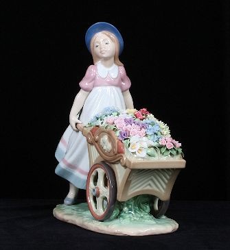 Love's tender Tokens Lladro ED284: Love's tender Tokens Lladro ED284 Excellent Condition! FT523PR. Love's tender Tokens Lladro. Size 9 x 9" Issue year 1998. Sculptor Jose Puche. New in box. Box damaged, see pics. - Thank you for viewin