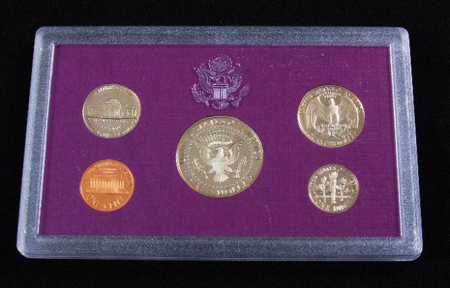 1989 United States Proof Mint Set BD14: 1989 United States Proof Mint Set BD14 - Excellent Condition Vintage Condition - As-Is Condition - Blake - Thank you for viewing this auction. We appreciate your business. Check out our future auction