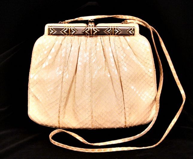 Vintage Judith Leiber Art Deco Bag ED588: Vintage Judith Leiber Art Deco Bag ED588. Excellent Vintage Condition! JG113WD. This is a Vintage JUDITH LEIBER Art Deco Snakeskin BAG. This beautiful evening bag retailed for $3,000.00. And since it