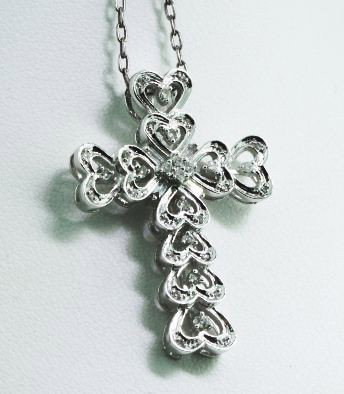 18KT Diamond Cross Pendant. FJ1032: 18KT Diamond Cross Pendant. FJ1032. Excellent Condition! XY102DC. One 18K round diamond 0.32tctw. Cross Pendant. Heart design lined with diamonds meeting in the center. This 18K Pendant weighs 6.00gm 