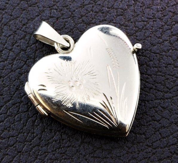 14K White Gold Locket 4.3 gm GD36: "14K White Gold Locket 4.3 gm GD36. As-Is Condition! CX531AQ. One 14K White Gold locket identified with markings of "ITALY" & "MNC". A flower & grass is engraved on the front, and the locket weighs 4.