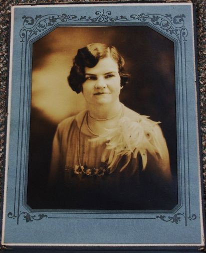 Art Deco 8x10 Picture Mat Perfect Cond. with Authentic : Art Deco 8x10 Picture Mat Perfect Cond. with Authentic Photo c. 1920's - As-Is Condition - HC81G Part of Portfolio with top cover missing, but mat is intact and is free of rips, tearing, etc. Photo in