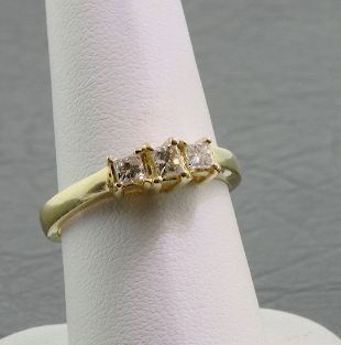 Ladies Gold & Diamond Ring .32cts DO13: Ladies Gold & Diamond Ring .32cts DO13 - Excellent Condition - AW153PT - Thank you for bidding on this item and taking place in this auction. We appreciate your business. Be sure to check out all futu