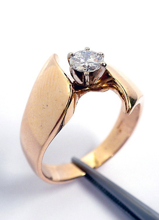 14KT Yellow Gold Diamond Solitaire Ring 5.70 grams A636: 14KT Yellow Gold Diamond Solitaire Ring 5.70 grams A636Excellent Condition! One 14KT yellow gold ladies cast diamond solitaire ring. One prong set round brilliant cut diamond, 0.42ct. AIG appraised at