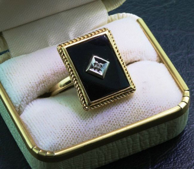 10K Yelow Gold Onyx w/ Diamond Ladies Ring: "10K Yelow Gold Onyx w/ Diamond Ladies Ring Excellent Condition (ED #9) TY19RS. Total Weight 5.8 grams. Actual Diamond Chip in Onyx center. Ring is Size 8 1/2. - Thank you for viewing this lot. We are