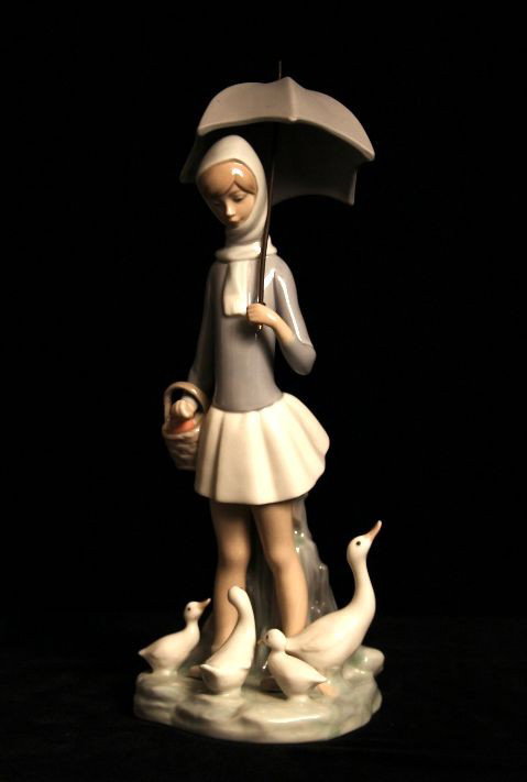 Retired Lladro "Girl w/Umbrella" #4510 ED663: "Retired Lladro "Girl w/Umbrella" #4510 ED663. Excellent Vintage Condition! NJ101RT. Retired Lladro figurine "Girl w/Umbrella" #4510. Issued 1970, Retired 1994. Sculptor: Fulgencio Garcia. Stands 10.7