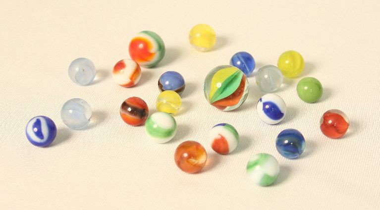 Vintage Glass Marbles (25) w/ Large Shooter Lot #8 ED99: Vintage Glass Marbles (25) w/ Large Shooter Lot #8 - As-Is Condition Vintage Condtion of machine-made glass marbles. Assorted colors and sizes. - Thank you for viewing this auction. We appreciate your