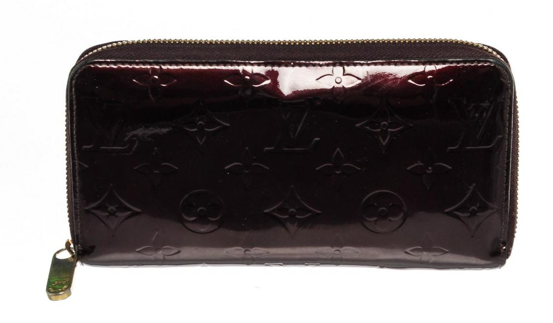 Louis Vuitton Brown Vernis Leather Zippy Wallet: Louis Vuitton Brown Vernis Leather Zippy Wallet with vernis leather, gold-tone hardware, interior three compartments pockets and zipper closure.