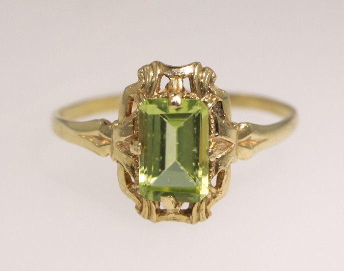 10KT Yellow Gold .60ct Peridot Baby Ring GD204: "10KT Yellow Gold .60ct Peridot Baby Ring GD204. Great Condition! AL13MR. One 10KT yellow gold peridot baby ring. Total weight of peridot is 0.60cts. Total weight of ring is 0.60gms.. Thank you for vi