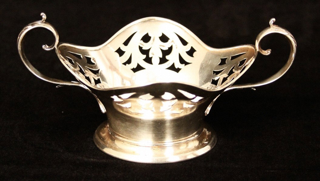 Pairpoint Sheffield Silverplate Double Handled Bowl WBL: "Pairpoint Sheffield Silverplate Double Handled Bowl WBL11. Excellent Condition! PR11TM. This is a pretty Pairpoint Sheffield silverplated double handled bowl. Measures 4 1/2 inches across. Embellishe