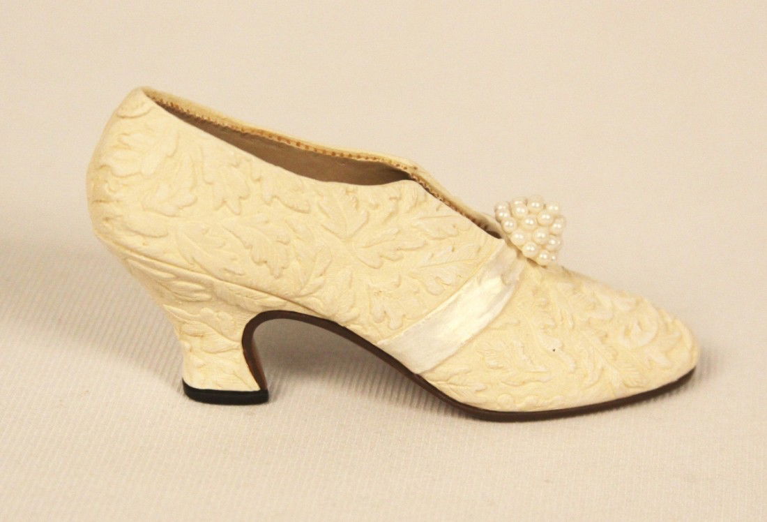 Miniature Porcelain 'Just The Right Shoe' "I Do" Collec: "Just The Right Shoe Collectible "I Do" #25031 BD85. Great Condition! AK12NC. Just the Right Shoe "I Do" #25031 Collectible Miniature Shoe by Raine produced by Willits. This shoe was released on Janua